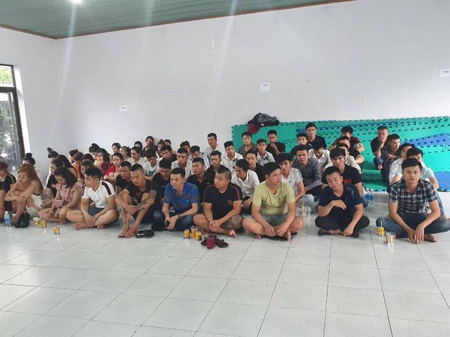 Số khách chơi tại quán karaoke bị đưa về trụ sở để kiểm tra ma túy