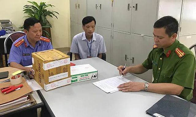 Lương Xuân Chường (áo trắng) cùng tang vật bị thu giữ tại cơ quan công an (Ảnh: Công an tỉnh Sơn La)