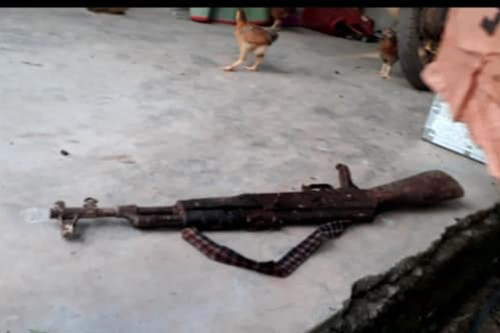 Khẩu súng AK thu được ở sân nhà bà Thu