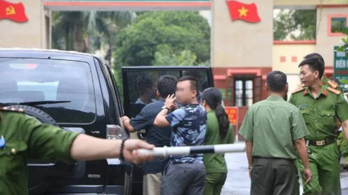 Lực lượng chức năng tiến hành các thủ tục khám xét và bắt tạm giam Vũ Trọng Lương ngày 20/7/2018