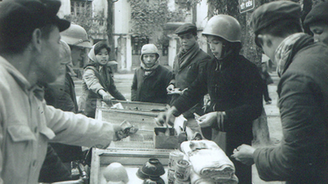Bán hàng lưu động trong 12 ngày đêm “Hà Nội - Điện Biên Phủ trên không” cuối năm 1972. Ảnh: Trịnh Hải