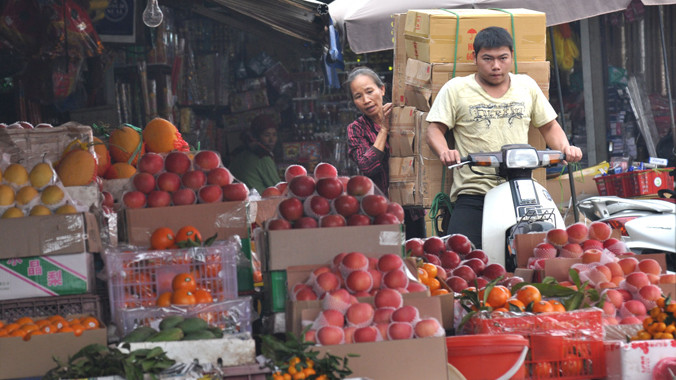  Người tiêu dùng hoang mang trước hiện tượng hoa quả để hàng tháng không hỏng. Ảnh: Như Ý