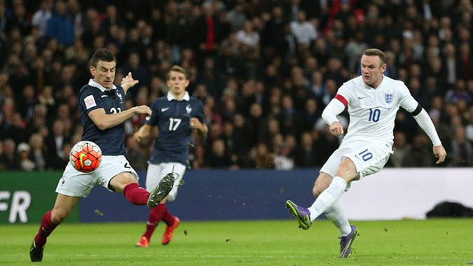 Rooney (phải) chơi tốt trong chiến thắng của Anh trước Pháp.