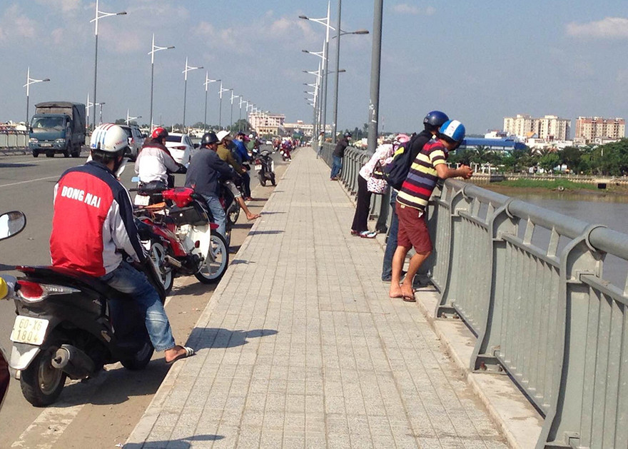 Cầu Hóa An nơi một cô gái nhảy xuống sông mất tích.