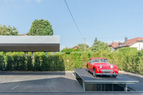 Thang máy đưa xe xuống garage ngầm mang phong cách 007.