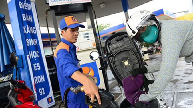 Giá xăng giảm 178 đồng/lít từ 15h hôm nay.