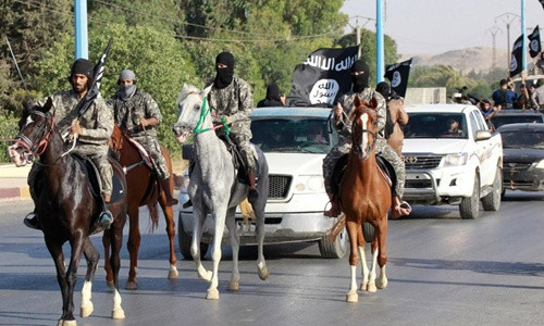 Phiến quân Nhà nước Hồi giáo diễu hành trên phố. Ảnh: Reuters.