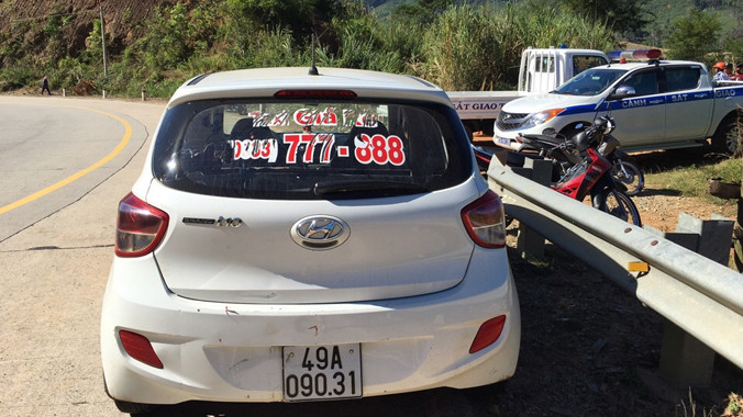 Chiếc taxi bị 4 đối tượng cướp.