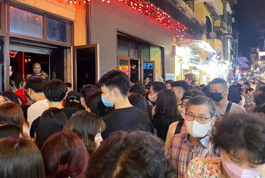 Khán giả xếp hàng dài, gây tắc nghẽn phố Tạ Hiện để gặp em trai Sơn Tùng