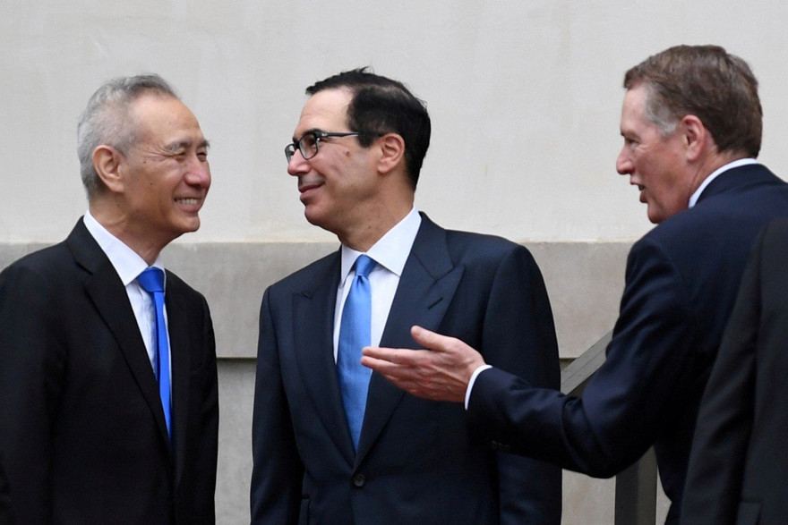 Phó Thủ tướng Trung Quốc Lưu Hạc nói chuyện với đại diện thương mại và Bộ trưởng Tài chính Mỹ hôm 10/5 tại Washington. (Ảnh: Reuters)