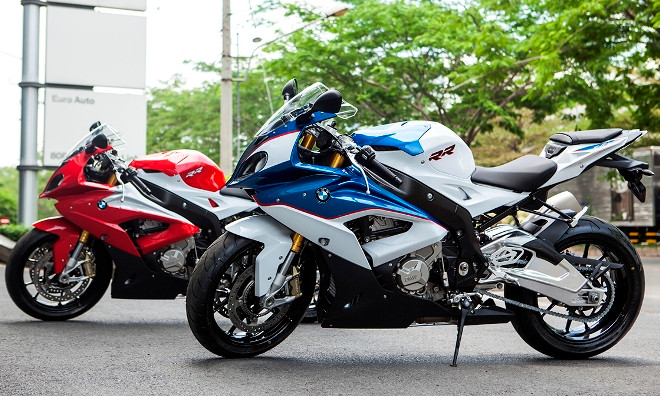 Cận cảnh sportbike BMW S1000RR có giá ngang xe hơi