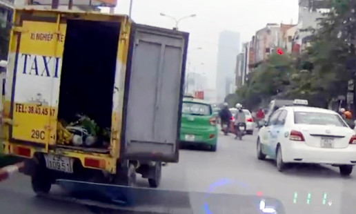 Cánh cửa chiếc xe liên tục mở ra đóng vào. Ảnh cắt từ video.