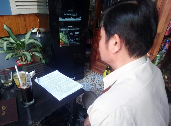 Thầy hiệu phó trình bày vụ việc với báo chí