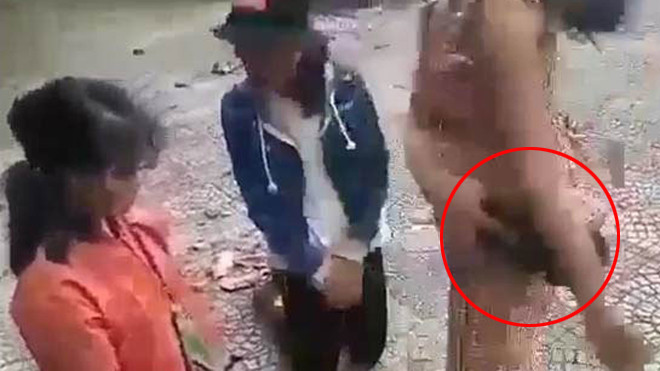 Em T. bắt 3 nữ sinh quỳ gối rồi đánh tới tấp vào người. Ảnh cắt từ clip