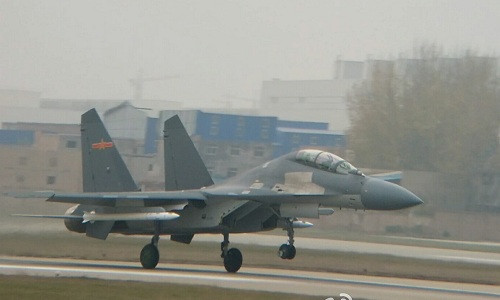 Hình ảnh chiếc tiêm kích J-16 mang tên lửa lạ bị rò rỉ trên mạng xã hội Weibo Trung Quốc. Ảnh: Eastpendulum.