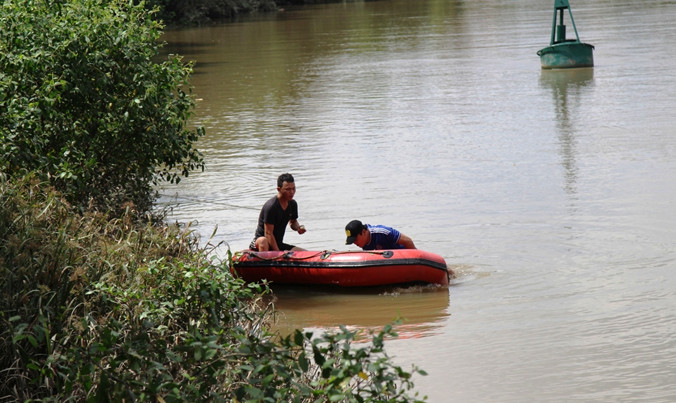 Lực lượng chức năng tìm kiếm nạn nhân.