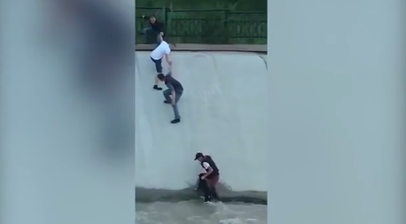 Nỗ lực giải cứu chú chó của nhóm thanh niên. Ảnh cắt từ clip.