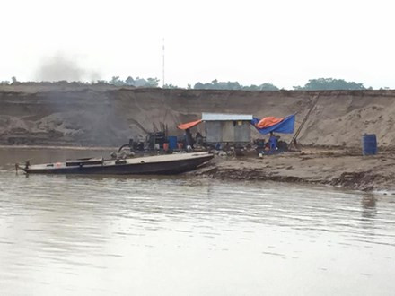 Phúc Thọ lâu nay là địa bàn “nóng” về tình trạng khai thác cát ở lòng sông.