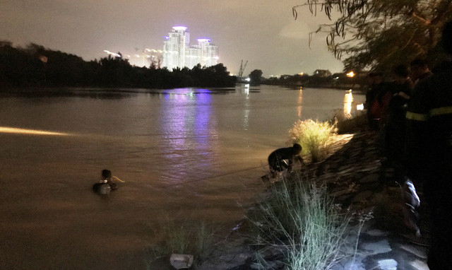 Lực lượng cứu nạn - cứu hộ (Cảnh sát PCCC TPHCM) trắng đêm lặn tìm 2 mẹ con chị A. mất tích.