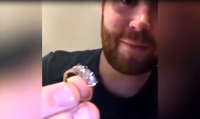 Ông bố sốc khi con gái tiểu học được cầu hôn nhẫn kim cương