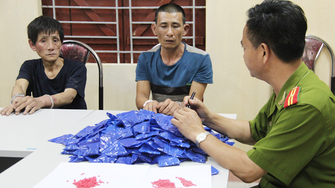 Nguyễn Đức Thịnh và Nguyễn Viết Cường cùng tang vật liên quan tại cơ quan điều tra.