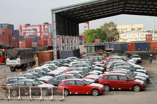 133 xe BMW của Công ty cổ phần ô tô Âu Châu nằm phơi mưa, nắng ngoài cảng VICT 2 năm trời