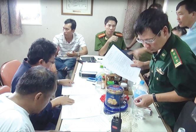 Lực lượng chức năng lấy lời khai các đối tượng trong đường dây buôn lậu xăng dầu trị giá hơn 2.000 tỷ đồng