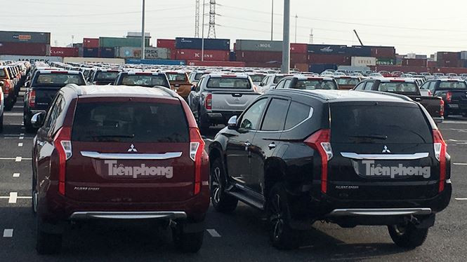 Ô tô tập kết kín cảng Tân Vũ, Hải Phòng. Ảnh: Tuấn Nguyễn