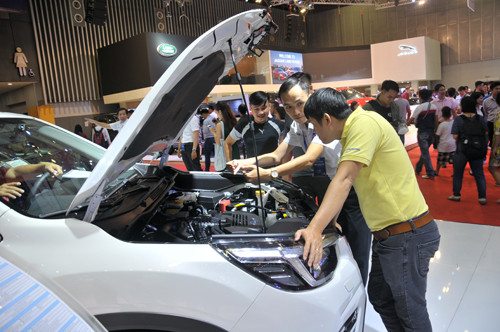 Khách tìm hiểu mua xe tại Triển lãm Ô tô Việt Nam 2018. Ảnh: Tuấn Nguyễn