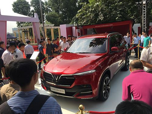 Người dân đổ xô đi xem và đặt cọc mua xe của Vinfast. Ảnh: Tuấn Nguyễn