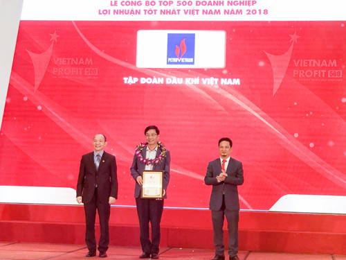 Ông Trần Quang Dũng - Uỷ viên Ban Thường vụ, Trưởng Ban Truyền thông và Văn hoá doanh nghiệp PVN đại diện lãnh đạo Tập đoàn Dầu khí Việt Nam nhận vinh danh doanh nghiệp có lợi nhuận tốt nhất Việt Nam năm 2018
