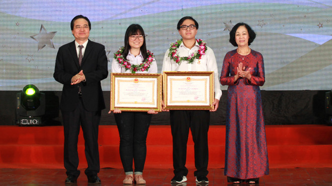 Đồng chí Trương Thị Mai – Uỷ viên Bộ Chính trị, Bí thư TW Đảng, Trưởng Ban Dân vận Trung ương đã trao tặng thưởng Huân chương Lao động hạng 3 của Chủ tịch Nước cho 2 em Nguyễn Phương Thảo và Phạm Đức Anh 