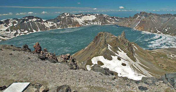 Trên đỉnh núi thiêng Paektu của người Triều Tiên. Ảnh: CNN