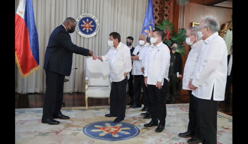 Bộ trưởng Quốc phòng Mỹ Lloyd Austin trong cuộc tiếp kiến Tổng thống Philipines Rodrigo Duterte ngày 29/7. (Ảnh: Reuters)