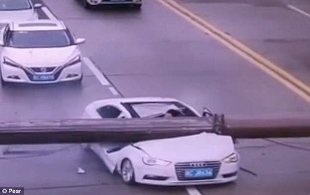 Cần trục khổng lồ đè bẹp xe ôtô, tài xế sống sót thần kỳ