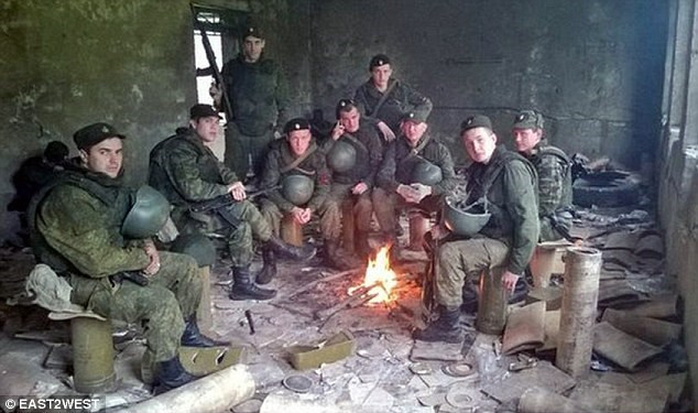 Bức ảnh được cho là chụp các binh sỹ Nga tại thành phố Homs của Syria. (Nguồn: East2West)