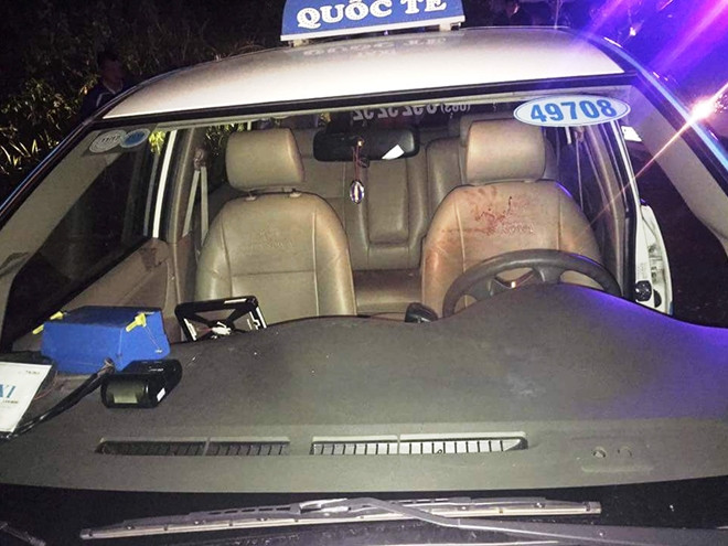 Vết máu tại vị trí cầm lái của tài xế Kiều Quốc Trung sau vụ cướp tài sản