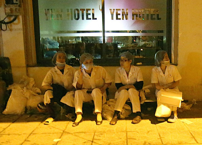 Đội cấp cứu y tế tạm nghỉ phía sau 4 căn nhà bị cháy. Ảnh: Ngọc Thành