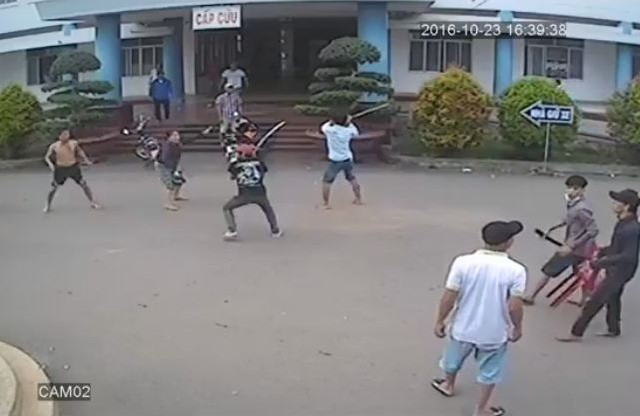 Các đối tượng mang mã tấu vào bệnh viện chém nhau kinh hoàng. Ảnh cắt từ clip