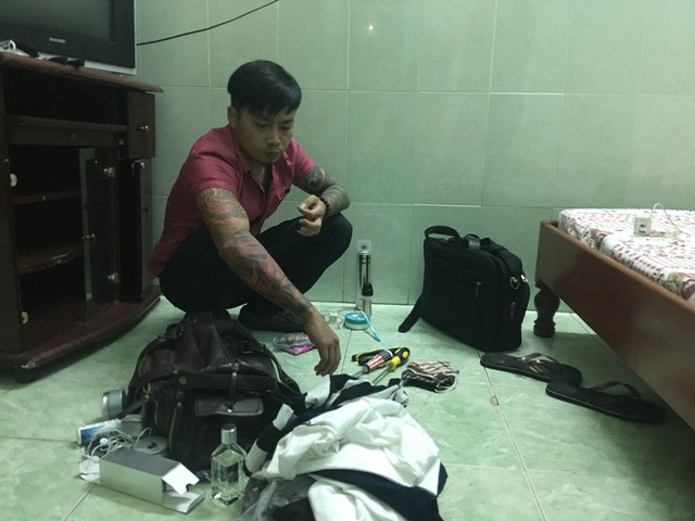 Đối tượng Bì Văn Thanh cùng tang vật nữ trang vàng trộm