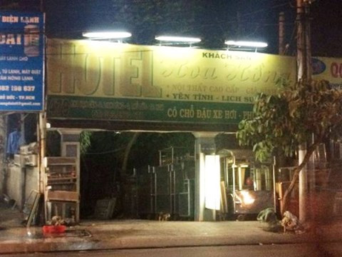 2 vị khách lưu trú dài ngày tại khách sạn Hoa Hồng rồi lộ diện uy hiếp, tống tiền quản lý khách sạn