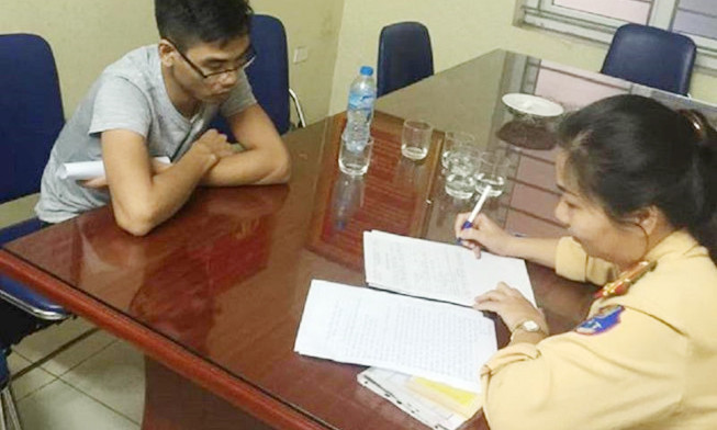 Tài xế Hà Đức Anh tại cơ quan công an