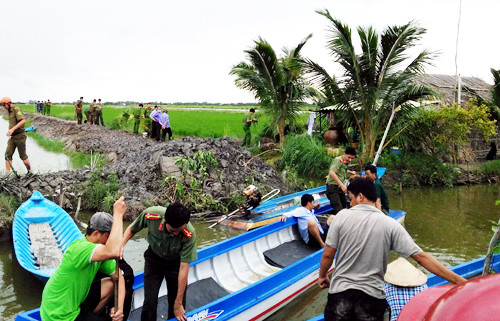 Cảnh sát khám nghiệm hiện trường vụ án. Ảnh: C.A