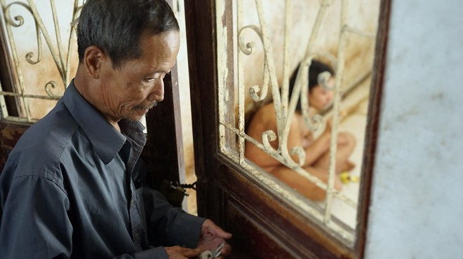 Sợ con đi lạc, ông Thắng đành khóa người con trai tâm thần trong căn phòng nhỏ suốt nhiều năm nay. Ảnh: Hoàng Như