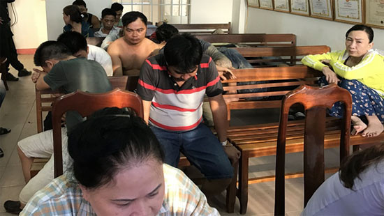 Các đối tượng đánh bạc bị đưa về cơ quan Công an