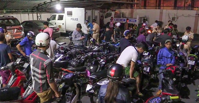 Lực lượng chức năng lập biên bản xử lý vi phạm với 52 người, tạm giữ hàng chục phương tiện. Ảnh: V.D.