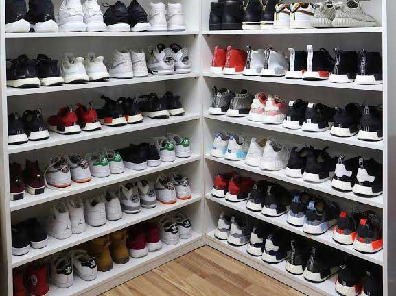 Tủ giày hàng hiệu của một bạn trẻ có giá khiến nhiều người choáng váng