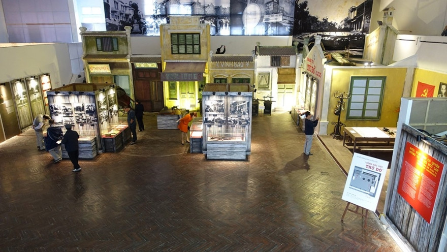 Gần 200 tài liệu, hiện vật, hình ảnh tái hiện cuộc chiến đấu anh dũng, quả cảm của quân và dân Hà Nội một thời đã qua được đưa ra trưng bày tại Hoàng thành Thăng Long