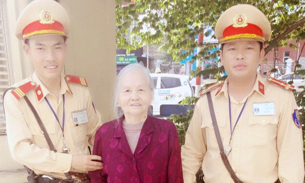 Lạc giữa phố đông đúc, cụ Miến được hai chiến sĩ CSGT phát hiện, giúp đỡ.ư