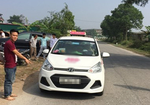 Cảnh sát dẫn giải Vũ tới hiện trường vụ cướp. Ảnh: An ninh thủ đô